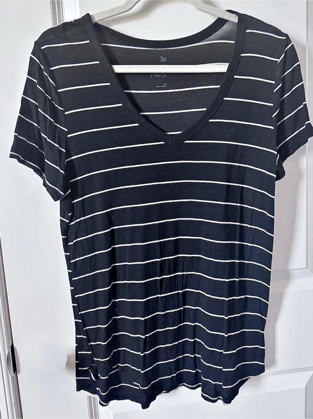 SO Favorite V-Neck Short Sleeve Tee Black & White Size Medium